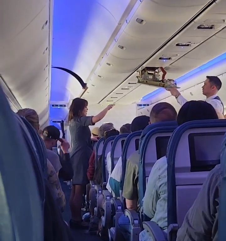 Angst bei einer Boeing, bei der Landung löst sich bei den Passagieren die Decke