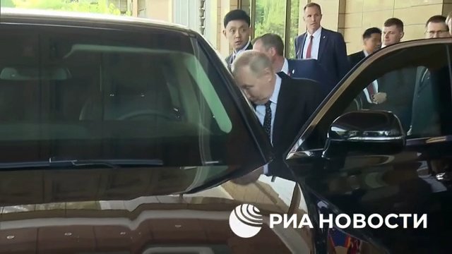 Putin schenkt Kim Jong Un eine russische Limousine und fährt ihn herum (aber sein Fahren macht ihm Angst)