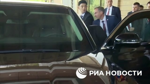 Putin schenkt Kim Jong Un eine russische Limousine und fährt ihn herum (aber sein Fahren macht ihm Angst)