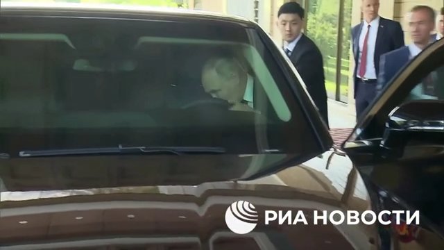 Putin regala una limousine russa a Kim Jong Un e lo porta in giro (ma la sua guida lo terrorizza)