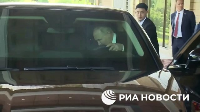 Putin schenkt Kim Jong Un eine russische Limousine und fährt ihn herum (aber sein Fahren macht ihm Angst)