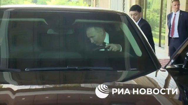 Putin le regala una limusina rusa a Kim Jong Un y lo lleva (pero su forma de conducir lo aterroriza)