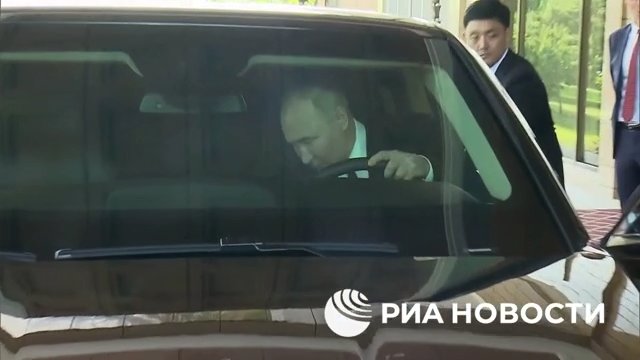 Putin le regala una limusina rusa a Kim Jong Un y lo lleva (pero su forma de conducir lo aterroriza)