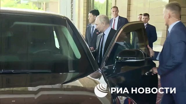 Putin schenkt Kim Jong Un eine russische Limousine und fährt ihn herum (aber sein Fahren macht ihm Angst)