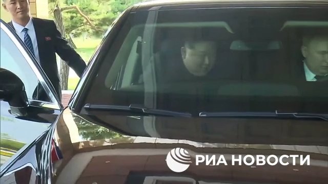 Putin regala una limousine russa a Kim Jong Un e lo porta in giro (ma la sua guida lo terrorizza)