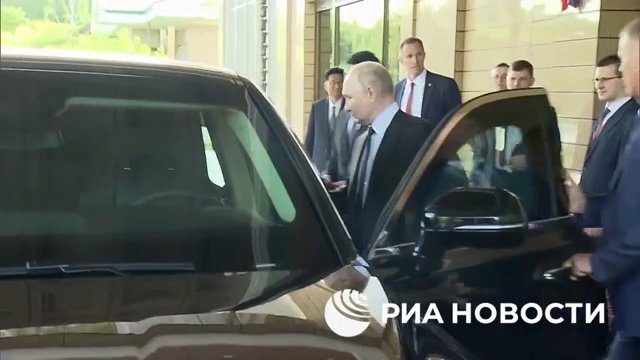 Putin schenkt Kim Jong Un eine russische Limousine und fährt ihn herum (aber sein Fahren macht ihm Angst)