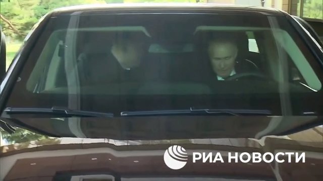 Putin regala una limousine russa a Kim Jong Un e lo porta in giro (ma la sua guida lo terrorizza)