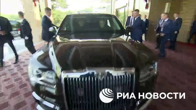 Putin schenkt Kim Jong Un eine russische Limousine und fährt ihn herum (aber sein Fahren macht ihm Angst)