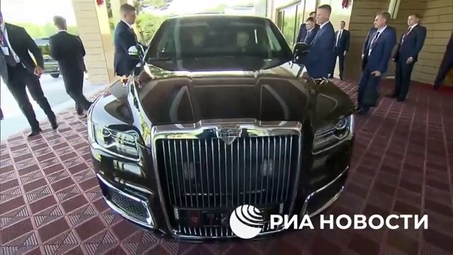 Putin schenkt Kim Jong Un eine russische Limousine und fährt ihn herum (aber sein Fahren macht ihm Angst)