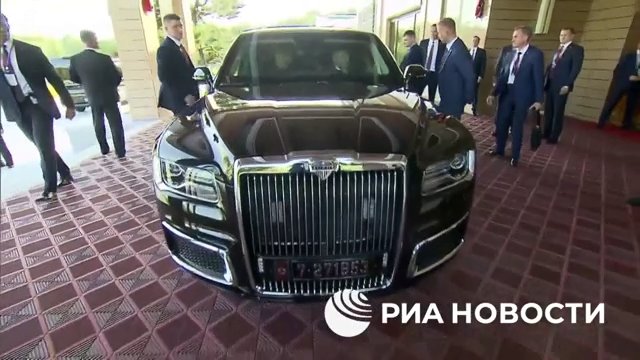 Putin schenkt Kim Jong Un eine russische Limousine und fährt ihn herum (aber sein Fahren macht ihm Angst)