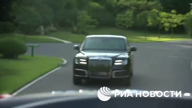 Putin regala una limousine russa a Kim Jong Un e lo porta in giro (ma la sua guida lo terrorizza)