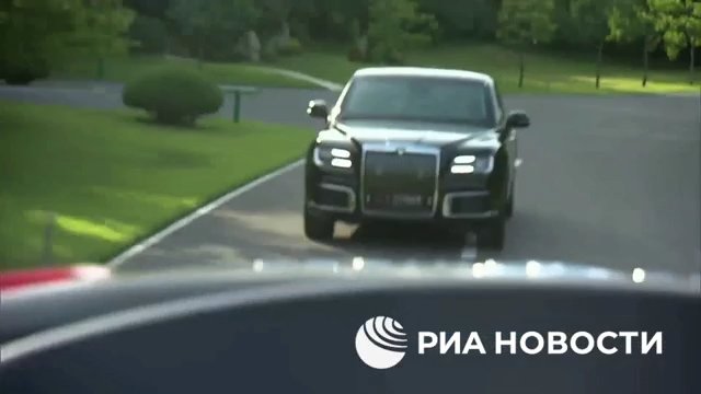 Putin schenkt Kim Jong Un eine russische Limousine und fährt ihn herum (aber sein Fahren macht ihm Angst)