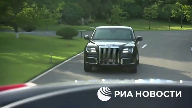 Putin regala una limousine russa a Kim Jong Un e lo porta in giro (ma la sua guida lo terrorizza)