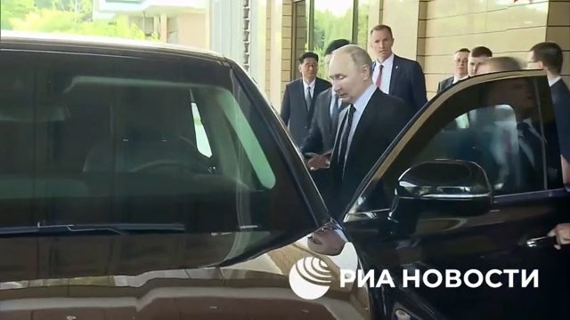 Putin le regala una limusina rusa a Kim Jong Un y lo lleva (pero su forma de conducir lo aterroriza)