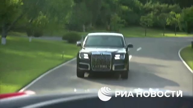 Putin regala una limousine russa a Kim Jong Un e lo porta in giro (ma la sua guida lo terrorizza)