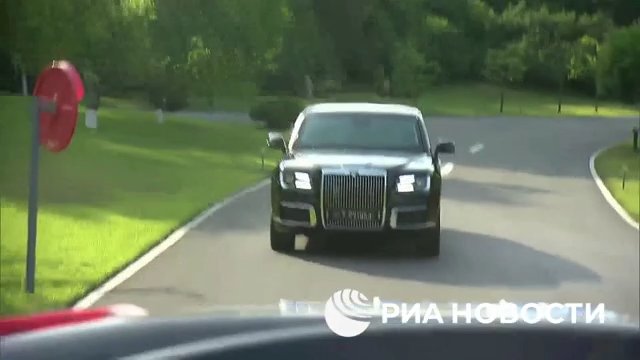 Putin regala una limousine russa a Kim Jong Un e lo porta in giro (ma la sua guida lo terrorizza)