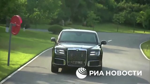 Putin schenkt Kim Jong Un eine russische Limousine und fährt ihn herum (aber sein Fahren macht ihm Angst)