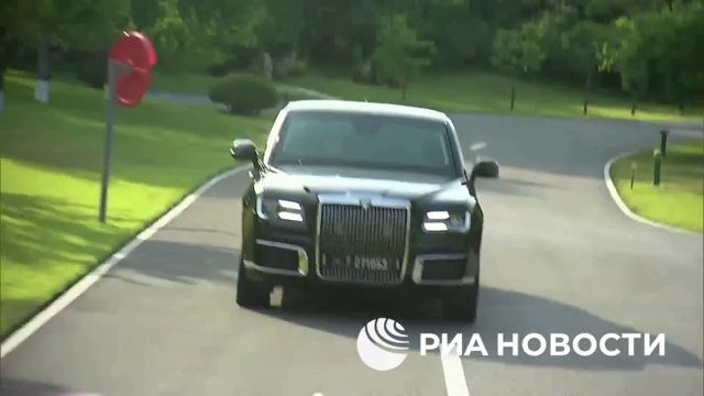 Putin schenkt Kim Jong Un eine russische Limousine und fährt ihn herum (aber sein Fahren macht ihm Angst)