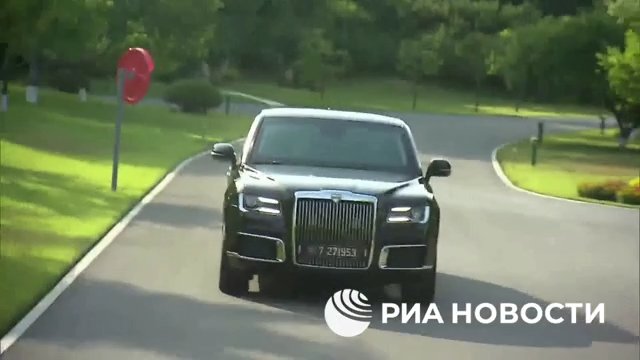 Putin schenkt Kim Jong Un eine russische Limousine und fährt ihn herum (aber sein Fahren macht ihm Angst)