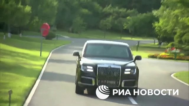 Putin regala una limousine russa a Kim Jong Un e lo porta in giro (ma la sua guida lo terrorizza)