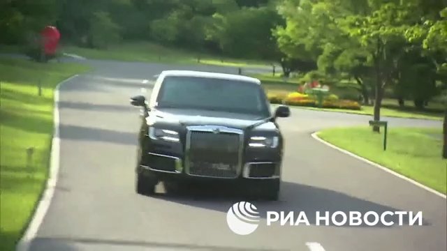 Putin schenkt Kim Jong Un eine russische Limousine und fährt ihn herum (aber sein Fahren macht ihm Angst)