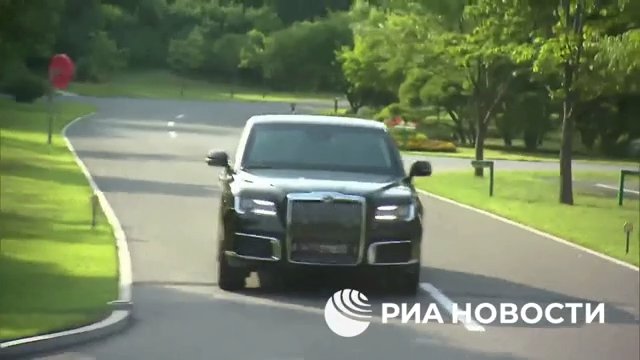 Putin regala una limousine russa a Kim Jong Un e lo porta in giro (ma la sua guida lo terrorizza)