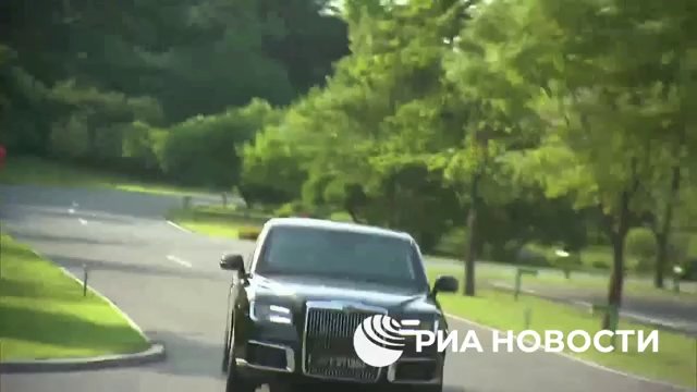 Putin regala una limousine russa a Kim Jong Un e lo porta in giro (ma la sua guida lo terrorizza)