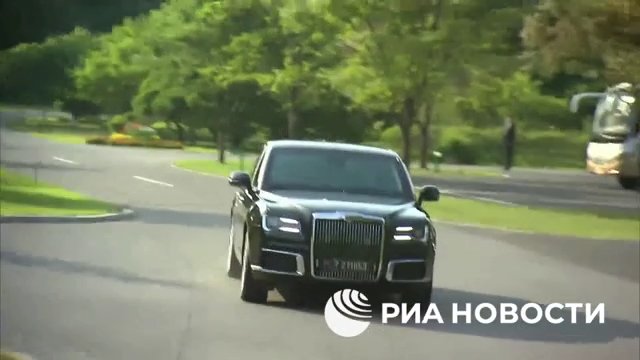 Putin schenkt Kim Jong Un eine russische Limousine und fährt ihn herum (aber sein Fahren macht ihm Angst)