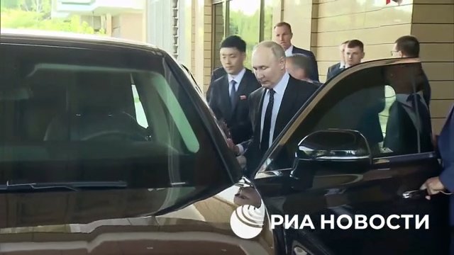 Putin schenkt Kim Jong Un eine russische Limousine und fährt ihn herum (aber sein Fahren macht ihm Angst)