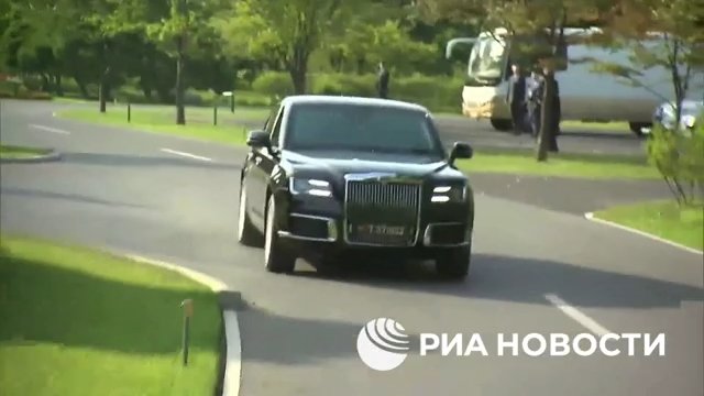 Putin schenkt Kim Jong Un eine russische Limousine und fährt ihn herum (aber sein Fahren macht ihm Angst)