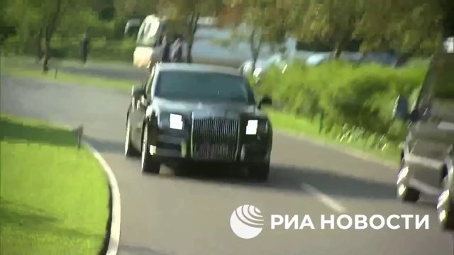 Putin regala una limousine russa a Kim Jong Un e lo porta in giro (ma la sua guida lo terrorizza)