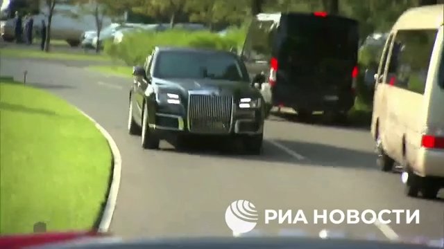 Putin regala una limousine russa a Kim Jong Un e lo porta in giro (ma la sua guida lo terrorizza)