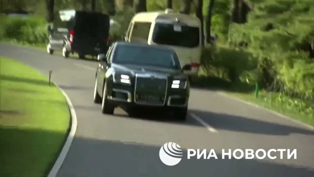 Putin regala una limousine russa a Kim Jong Un e lo porta in giro (ma la sua guida lo terrorizza)