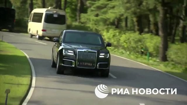 Putin regala una limousine russa a Kim Jong Un e lo porta in giro (ma la sua guida lo terrorizza)