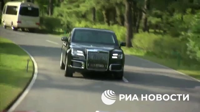 Putin regala una limousine russa a Kim Jong Un e lo porta in giro (ma la sua guida lo terrorizza)