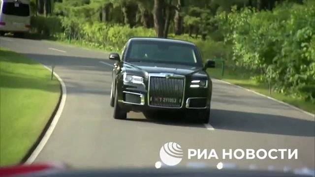 Putin regala una limousine russa a Kim Jong Un e lo porta in giro (ma la sua guida lo terrorizza)