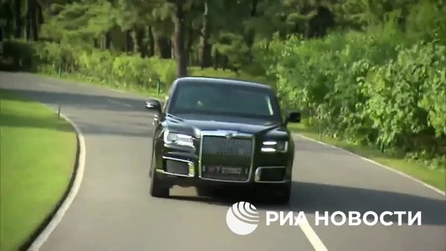 Putin regala una limousine russa a Kim Jong Un e lo porta in giro (ma la sua guida lo terrorizza)