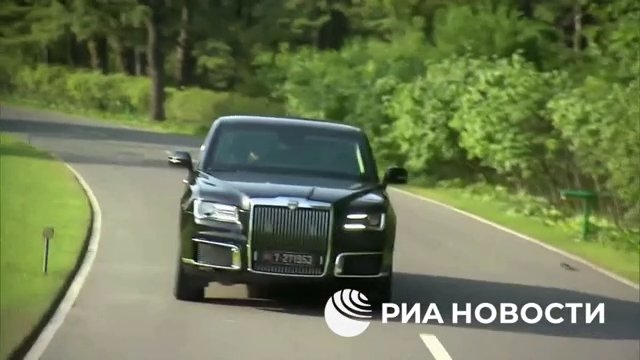 Putin schenkt Kim Jong Un eine russische Limousine und fährt ihn herum (aber sein Fahren macht ihm Angst)