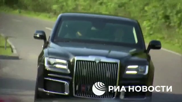 Putin regala una limousine russa a Kim Jong Un e lo porta in giro (ma la sua guida lo terrorizza)