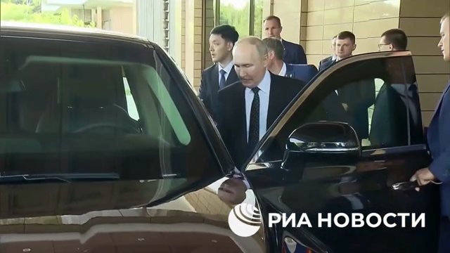 Putin le regala una limusina rusa a Kim Jong Un y lo lleva (pero su forma de conducir lo aterroriza)