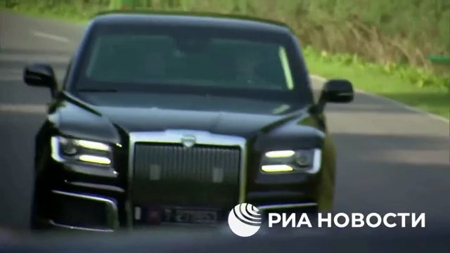 Putin schenkt Kim Jong Un eine russische Limousine und fährt ihn herum (aber sein Fahren macht ihm Angst)