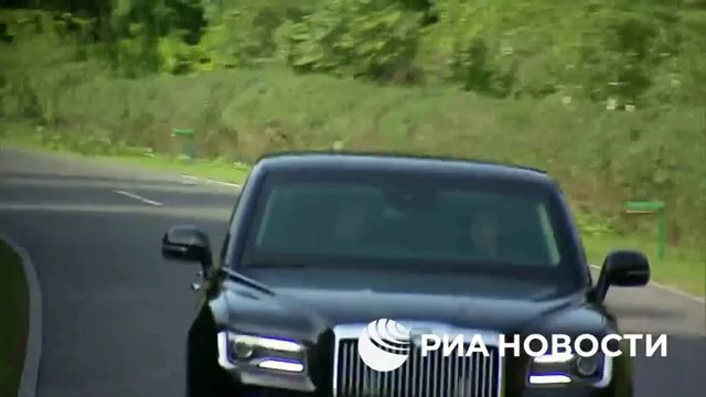 Putin regala una limousine russa a Kim Jong Un e lo porta in giro (ma la sua guida lo terrorizza)