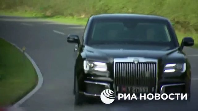 Putin regala una limousine russa a Kim Jong Un e lo porta in giro (ma la sua guida lo terrorizza)