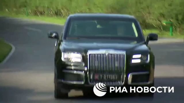 Putin schenkt Kim Jong Un eine russische Limousine und fährt ihn herum (aber sein Fahren macht ihm Angst)