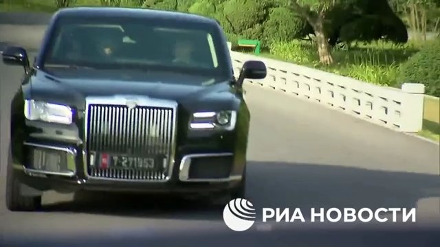 Putin regala una limousine russa a Kim Jong Un e lo porta in giro (ma la sua guida lo terrorizza)