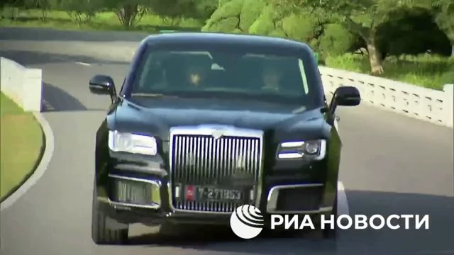 Putin regala una limousine russa a Kim Jong Un e lo porta in giro (ma la sua guida lo terrorizza)