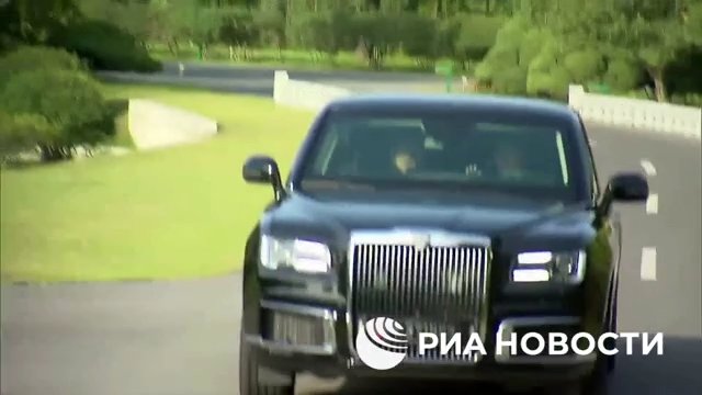 Putin regala una limousine russa a Kim Jong Un e lo porta in giro (ma la sua guida lo terrorizza)