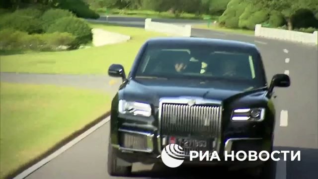 Putin schenkt Kim Jong Un eine russische Limousine und fährt ihn herum (aber sein Fahren macht ihm Angst)