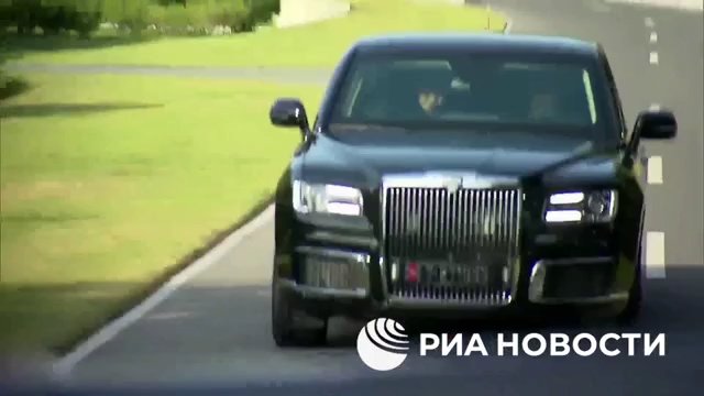 Putin regala una limousine russa a Kim Jong Un e lo porta in giro (ma la sua guida lo terrorizza)