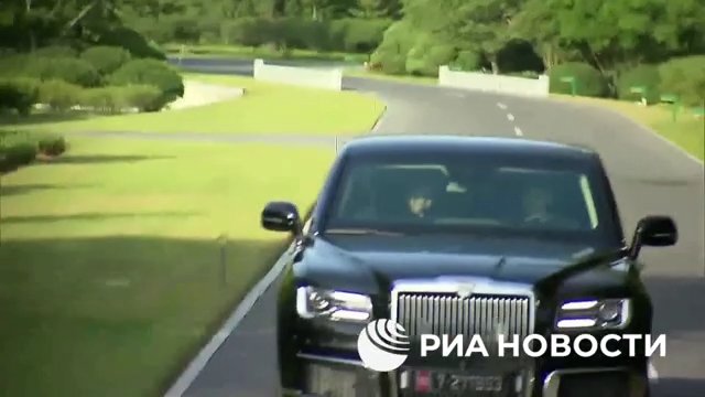 Putin regala una limousine russa a Kim Jong Un e lo porta in giro (ma la sua guida lo terrorizza)